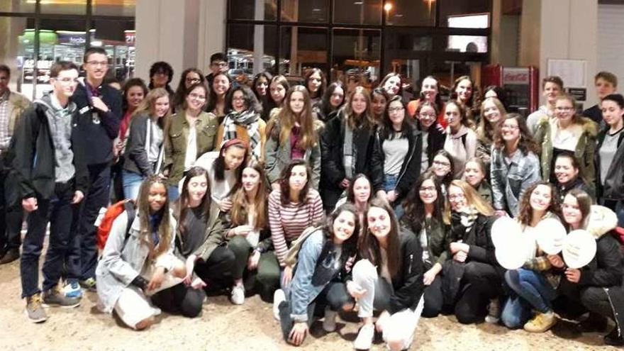 Alumnas de Francia, de intercambio en el Río Nora en la Pola