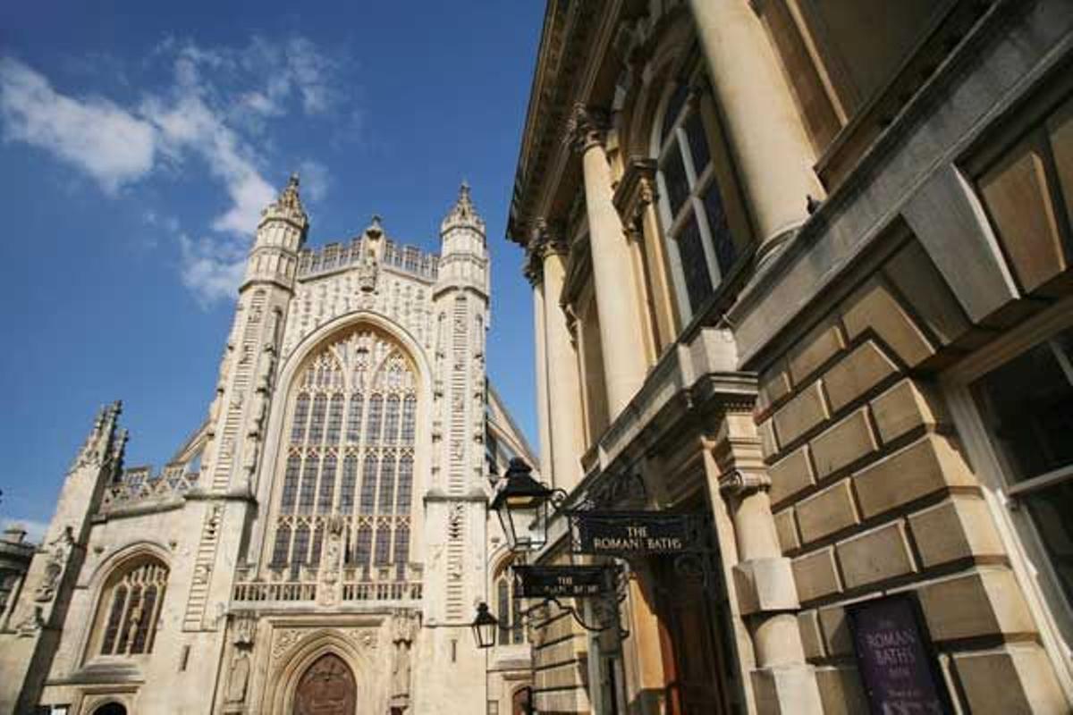 Fachada oeste de la Abadía de Bath.