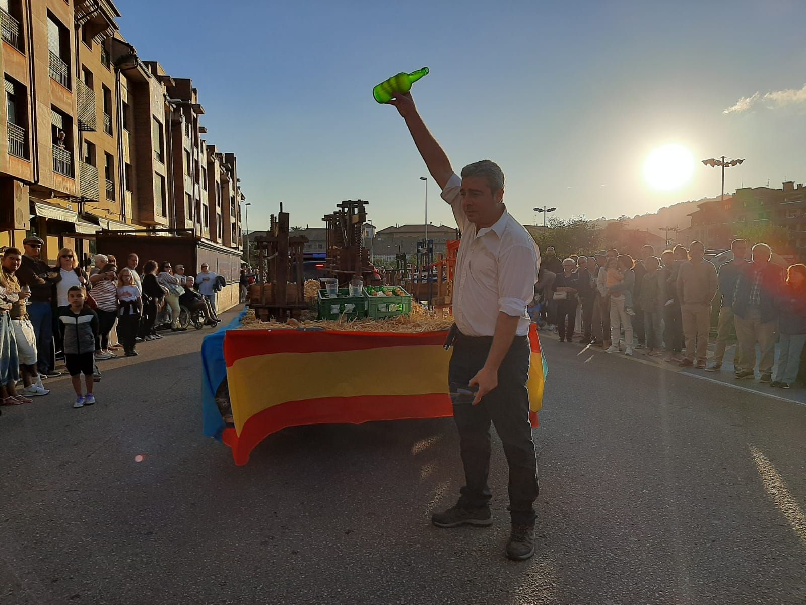 Villaviciosa ofrece el primer mosto a la Portalina: así ha sido el acto seguido de un desfile de carrozas