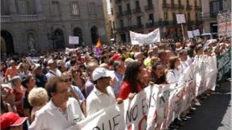 Els manifestants, a la plaça Sant Jaume de Barcelona.