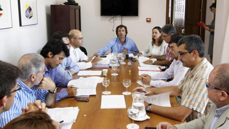 Reunión ayer del consejo de administración de Inalsa que aprobó las propuestas de pago de la deuda. i  PORTEROS