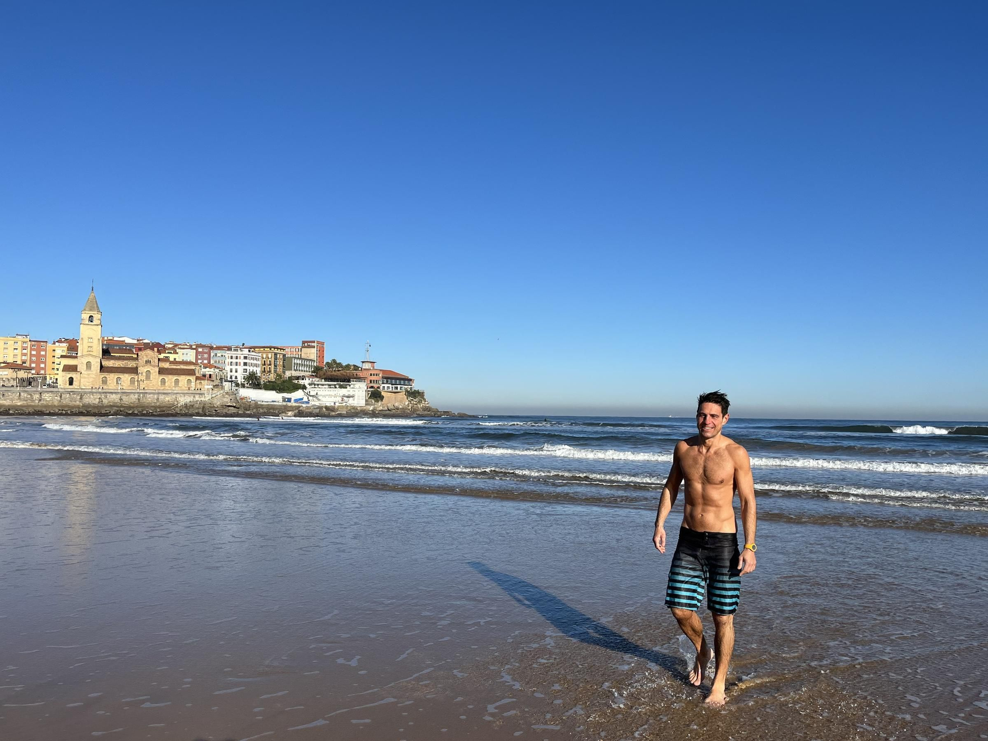 En imágenes: Las bajas temperaturas no frenan a los bañistas de San Lorenzo
