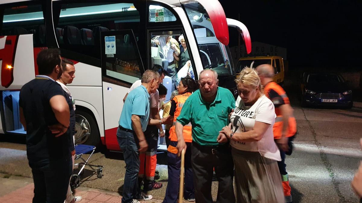 Algunas de las personas mayores llegadas de Ferreras y Villanueva de Valrojo en autobús ayer por la noche.