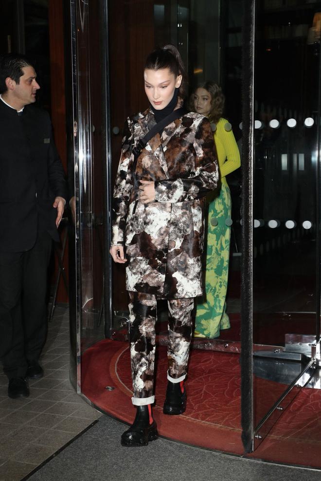 Bella Hadid en París, con un traje estampado