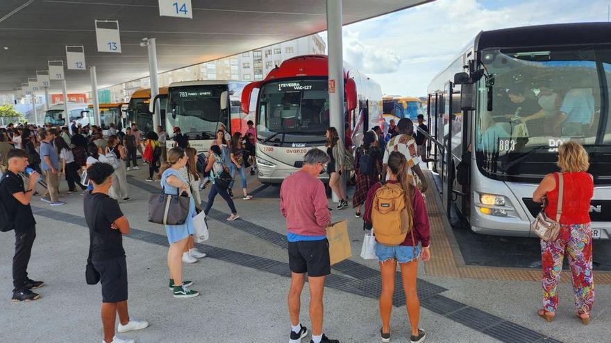 Viajeros en la estación intermodal de autobús de Urzáiz en una imagen de archivo.   | // JOSÉ LORES