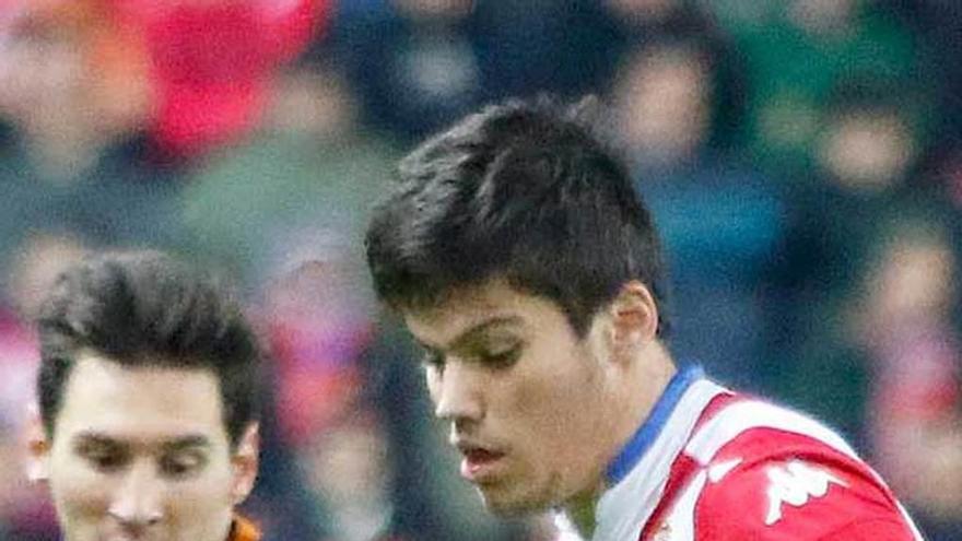 Jorge Meré, presionado por Messi.
