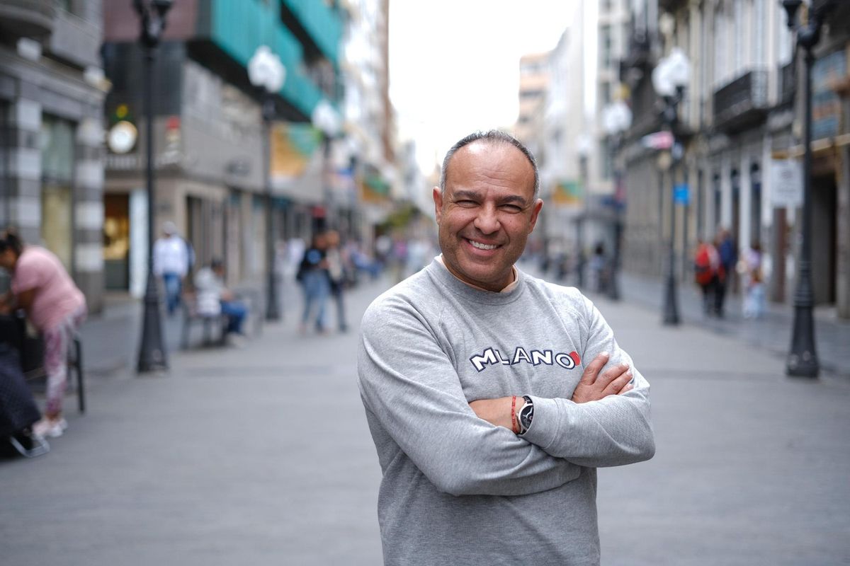 El humorista teldense Juan Domingo Florido, en medio de la calle Triana