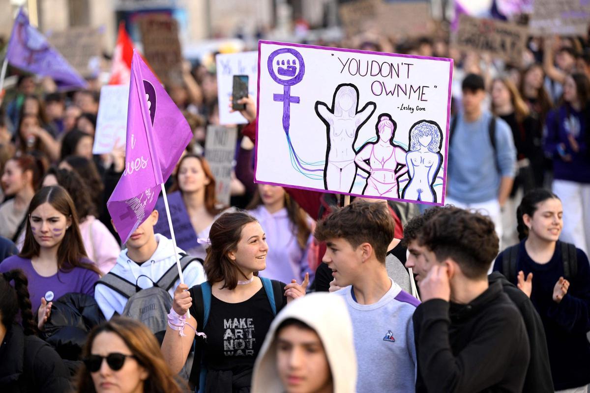 Estudiantes se manifiestan en Barcelona por el 8M