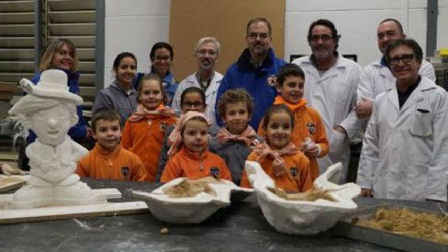 El primer ninot de falla hecho de paja de arroz