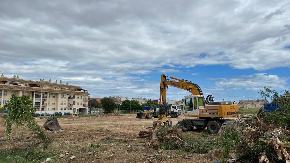 Maquinaria pesada en las obras del PAI de los Molinos en Paterna.