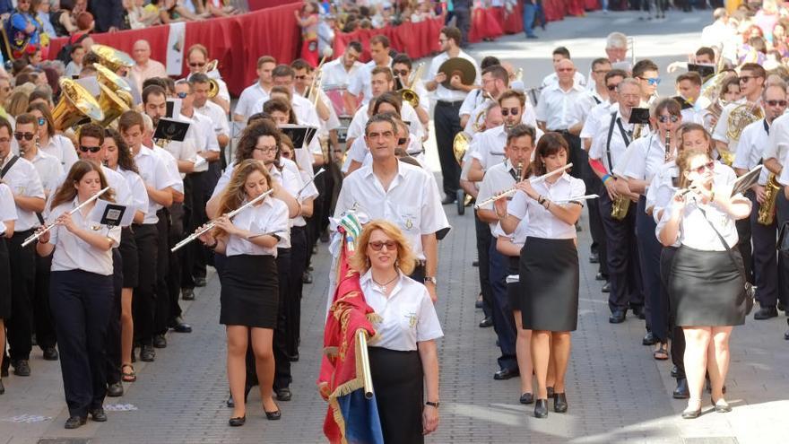 La AMCE Santa Cecilia de Elda en un pasacalles durante las fiestas de Moros y Cristianos