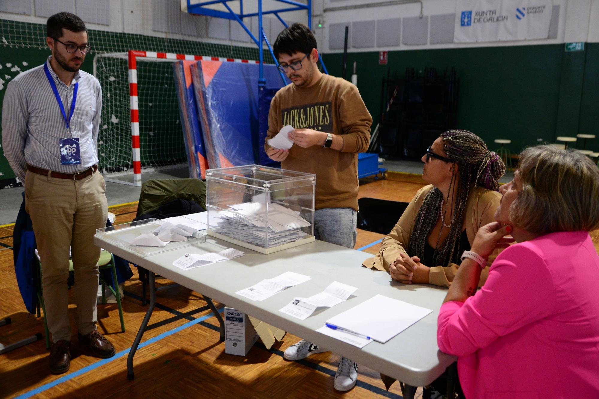 Las mejores imágenes de la jornada electoral en O Morrazo