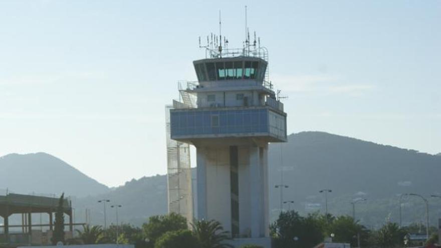 La plantilla de controladores de la torre pasará de 21 a 14 profesionales.