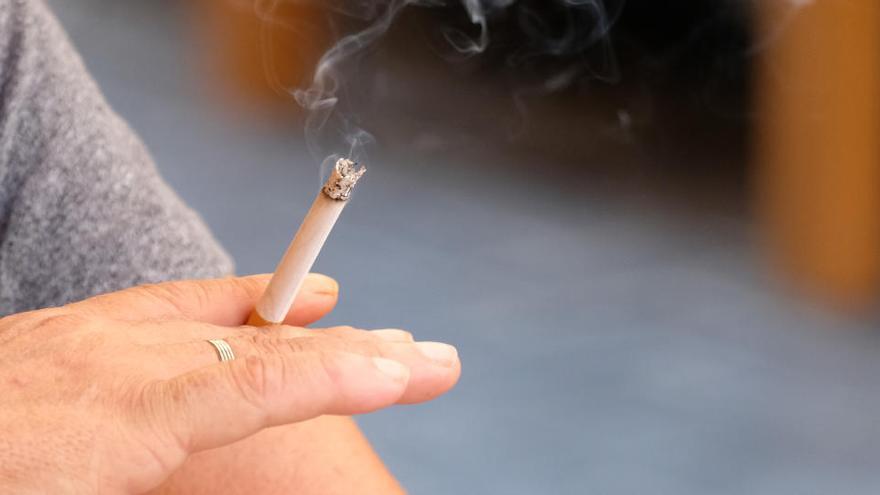 Sanidad prepara los cambios normativos para prohibir que se fume al aire libre