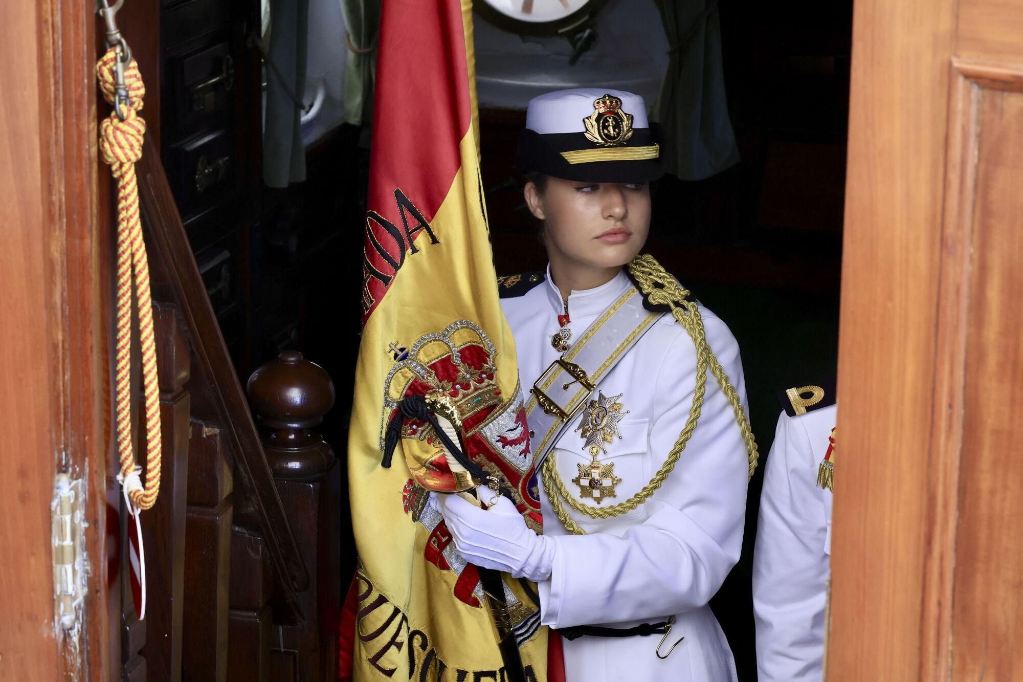MONTEVIDEO, 07/03/2025.- La princesa de Asturias, Leonor de Borbón, ha sido la encargada de llevar la enseña nacional durante la jura de bandera que ha tenido lugar este viernes a bordo del buque escuela Juan Sebastián de Elcano, que se encuentra haciendo escala en Montevideo (Uruguay). Este acto, presidido por la ministra de Defensa, Margarita Robles, ha contado con 45 españoles residentes en Uruguay, que han besado la bandera. EFE/ Francisco Gómez/Casa Real / ***SOLO USO EDITORIAL/SOLO DISPONIBLE PARA ILUSTRAR LA NOTICIA QUE ACOMPAÑA (CRÉDITO OBLIGATORIO)***. ***SOLO USO EDITORIAL/SOLO DISPONIBLE PARA ILUSTRAR LA NOTICIA QUE ACOMPAÑA (CRÉDITO OBLIGATORIO)***