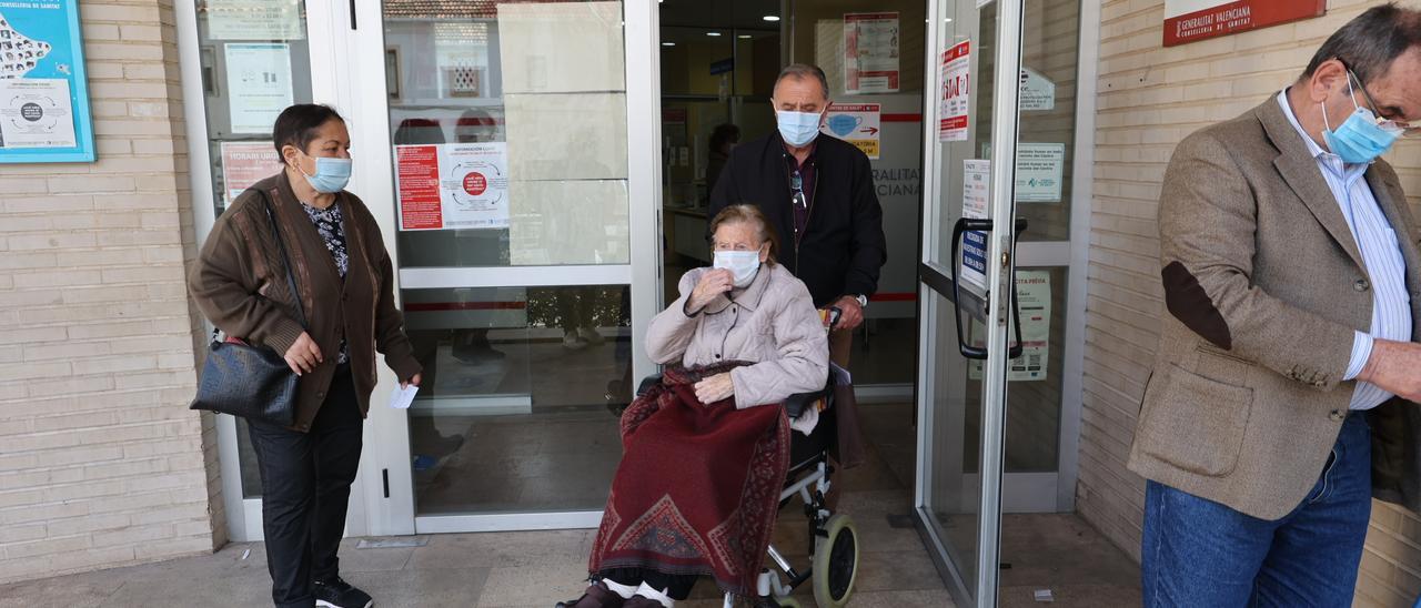 Imagen de pacientes en los accesos a un centro de salud de Castelló.