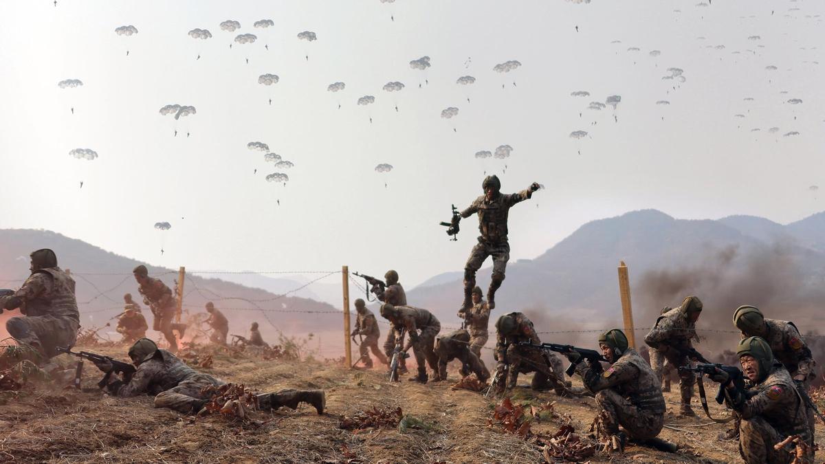 Paracaidistas del Ejército de Corea del Norte participan en ejercicios militares.