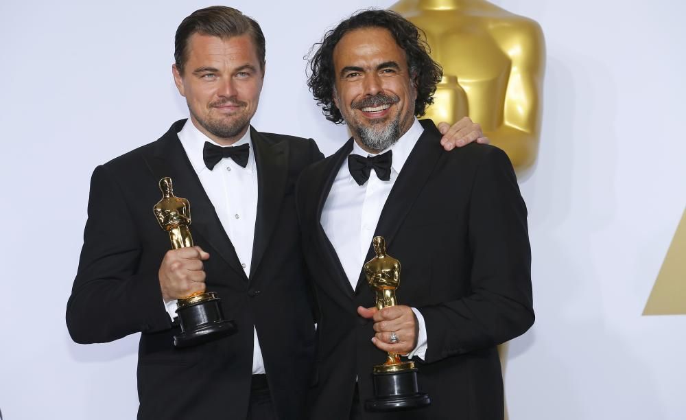 Leonardo DiCaprio, Mejor Actor ganador por su papel en El Renacido, y Mejor director ganador Alejandro G. Iñárritu, también para El Renacido, posan con sus premios Oscar juntos en el backstage