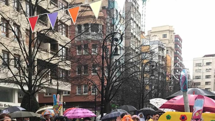 El grupo del colegio Corazón de María, actuando bajo la lluvia en Begoña.