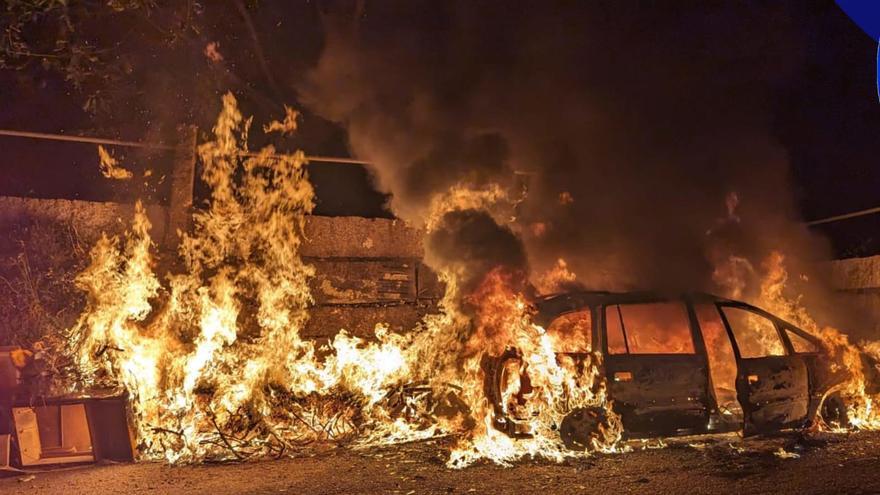 Un fuego calcina un coche en el Camiño do Galo de Chapela