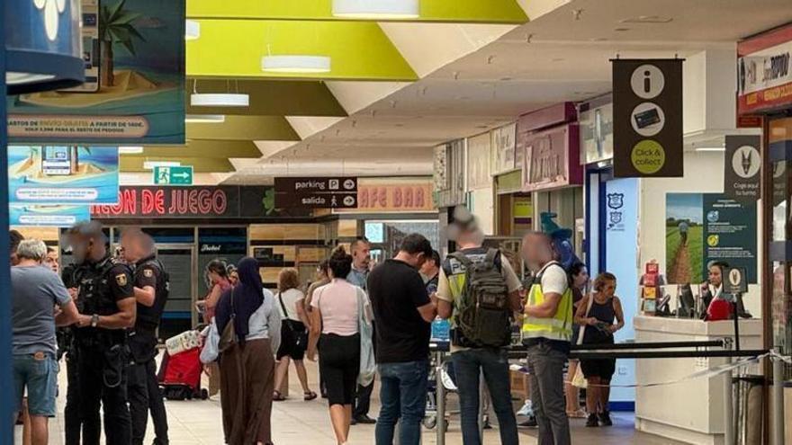 Investigadores de la Policía Nacional en el centro comercial donde ha sido asesinada una mujer en su taller de zapatería de un centro comercial de Murcia
