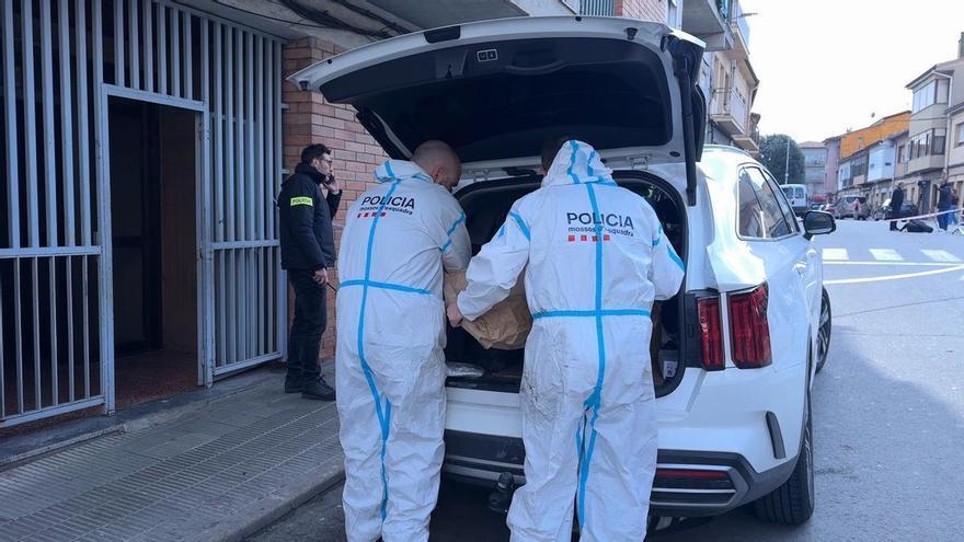 La policia científica treballant a l’edifici de Manlleu afectat