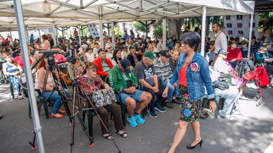 Las personas mayores de los centros del Cabildo celebran su día en un acto festivo