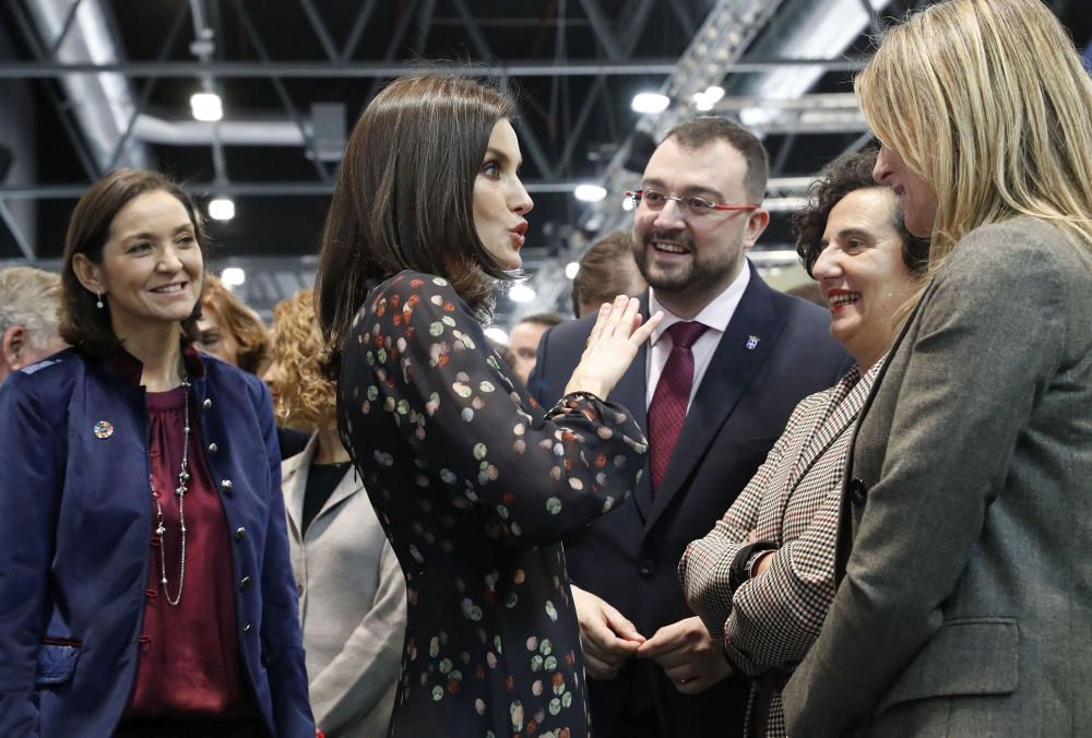 La reina visita en stand de Asturias en Fitur