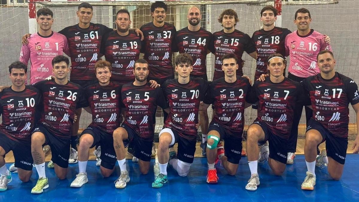 La plantilla del Trasmapi HC Eivissa, preparada para afrontar el duelo ante Fertiberia Balonmano Puerto Sagunto.