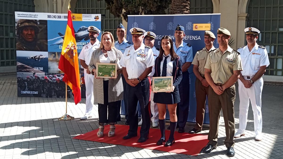 Acto celebrado en la Subdelegación de Defensa en Alicante con los alumnos premiados.