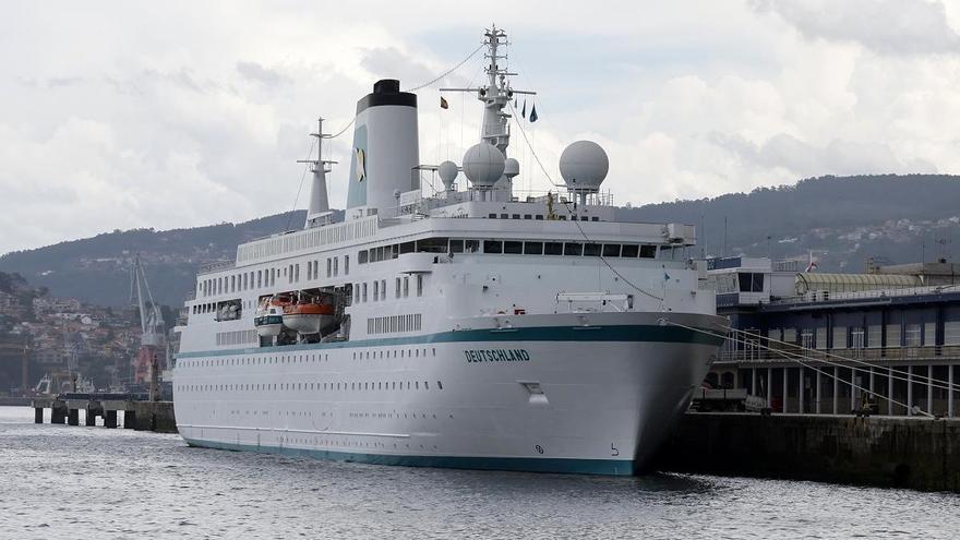 El crucero alemán Deutschland, atracado esta mañana