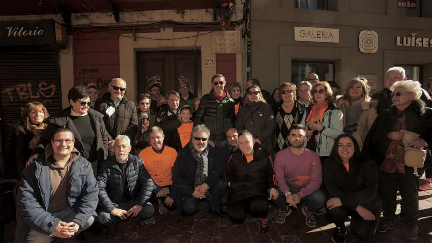 El Grupo Socialista, con Llaneza en el centro, ayer, delante de la casa natal de Indalecio Prieto. | Irma Collín