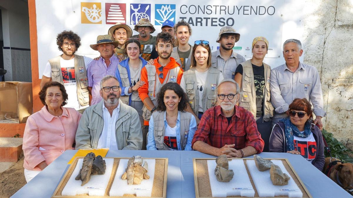 Pedro Mateos, director del Instituto de Arqueología del CSIC; Esther Rodríguez (centro), y Sebastián Celestino Pérez y  co-directores de la excavación junto al equipo de trabajo del yacimiento.