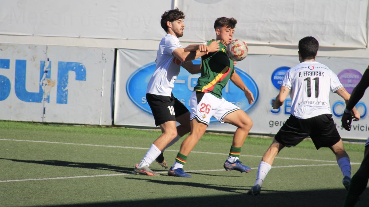 El Ontinyent 1931 y el Castellón B en el partido del pasado domingo en el Clariano.