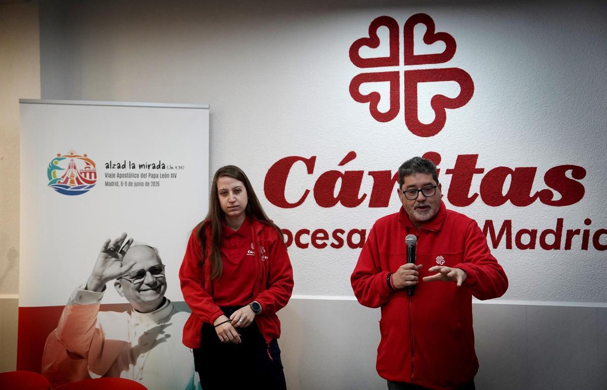 Centro CEDIA 24H, de Caritas, uno de los lugares que visitará el Papa león XIV en su próxima visita a España. En la imagen, Juanjo Gómez, responsable del centro y Bianca Troche, técnico social del centro