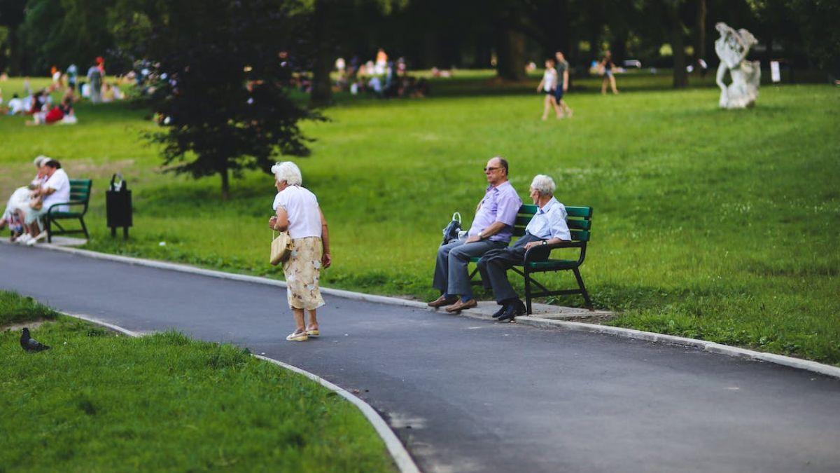 Gente mayor paseando por un parque