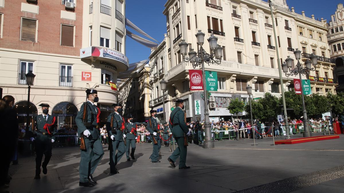 Izado de bandera en Las Tendillas en honor a la patrona de la Guardia Civil