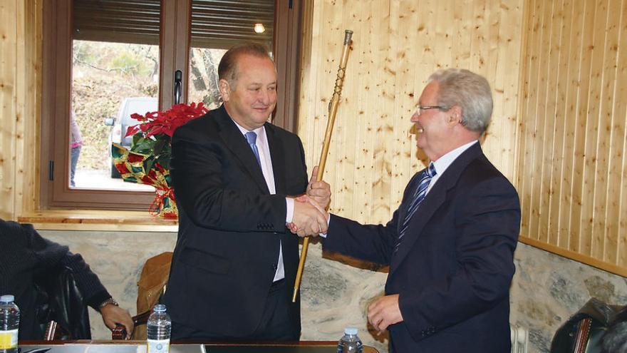 Jesús Villasante (izquierda) recoge el bastón de mando en el Ayuntamiento de Galende en 2011.