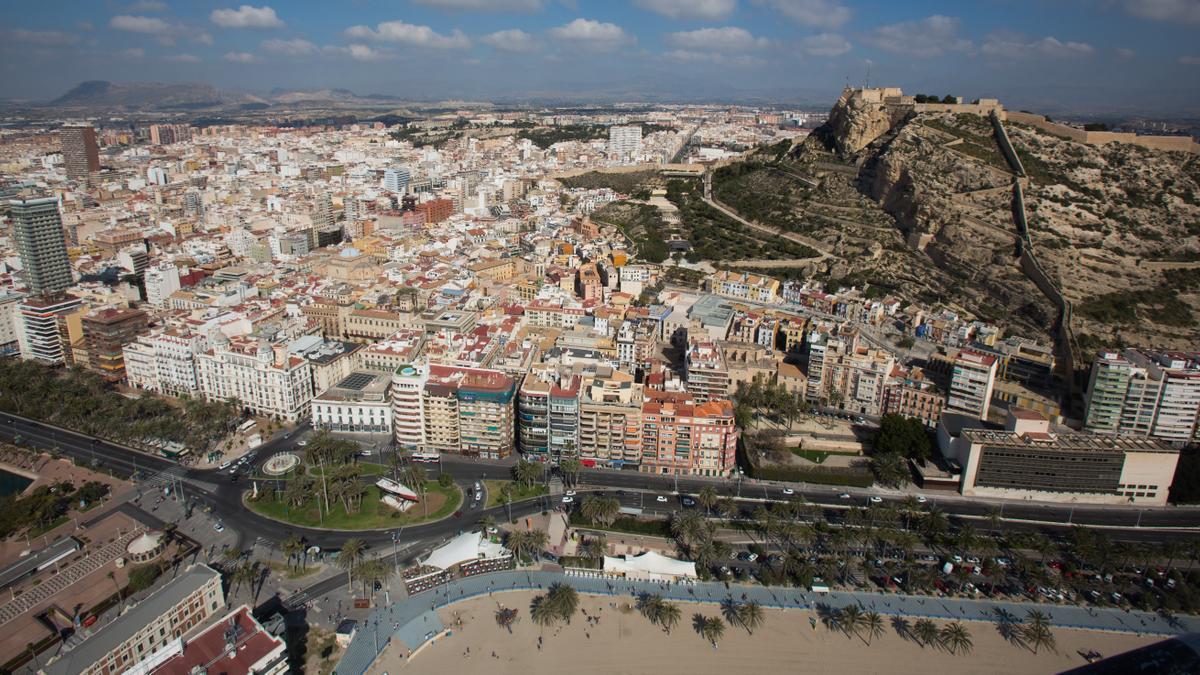 Imagen aérea de la ciudad de Alicante, con el castillo de Santa Bárbara a la derecha.