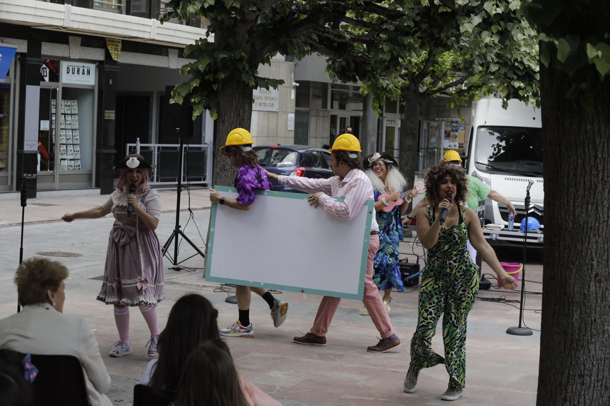 EN IMÁGENES: Espectáculo teatral en las calles de Pola de Lena