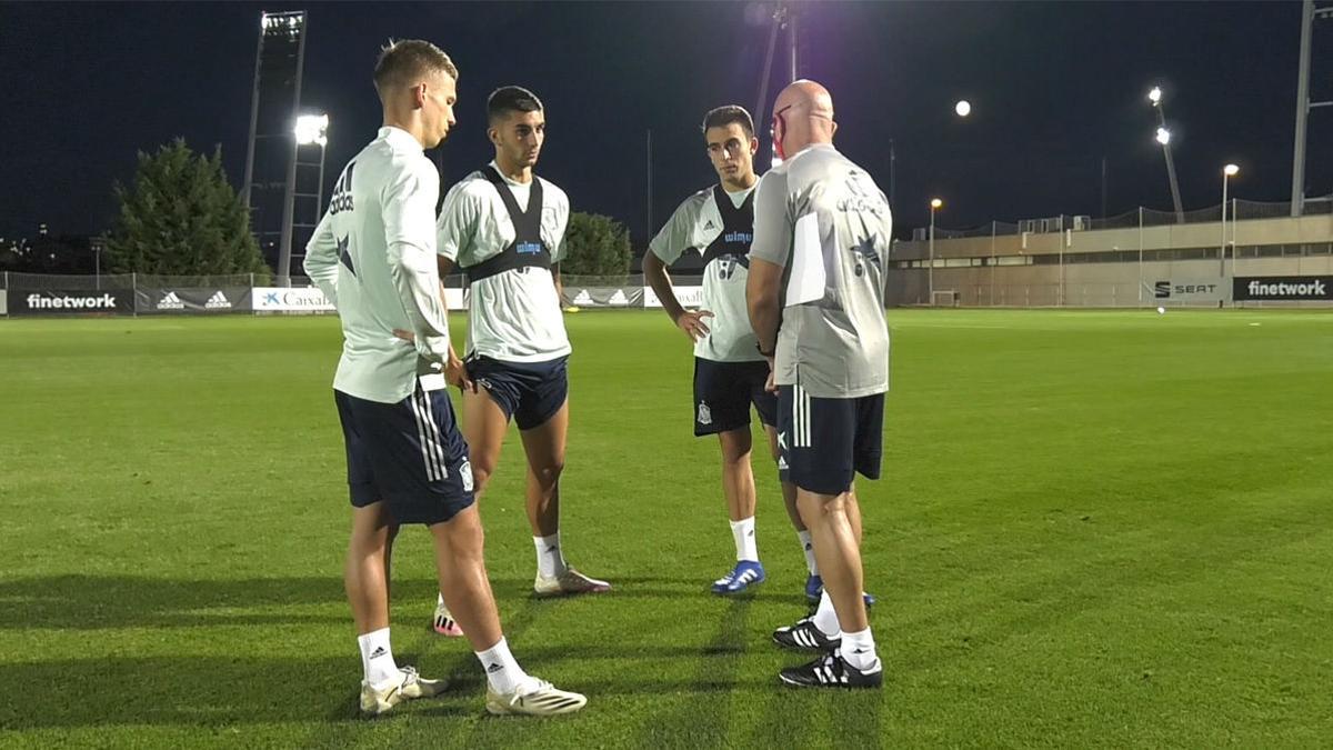 Dani Olmo, Ferran Torres y Eric García saludan a De La Fuente