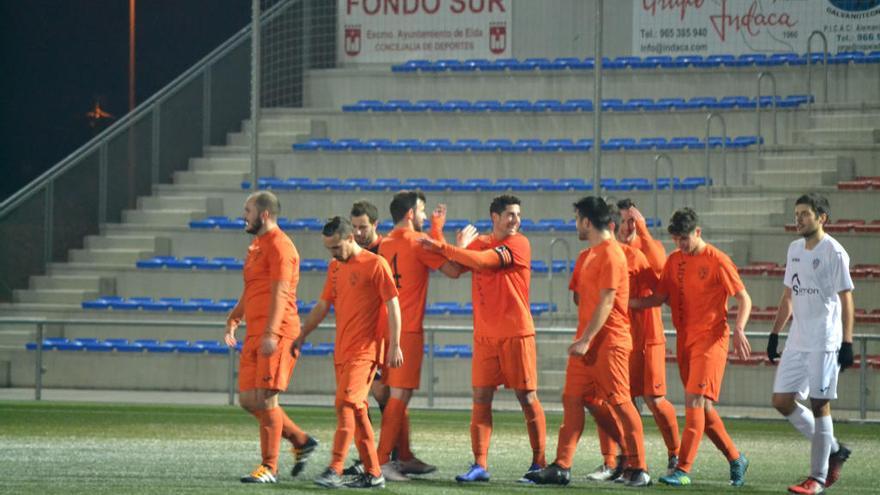 Los jugadores del Idella celebran un gol.