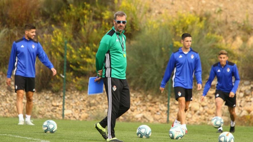 El técnico Jon Pérez, Bolo, en el entrenamiento de ayer de la Ponferradina.