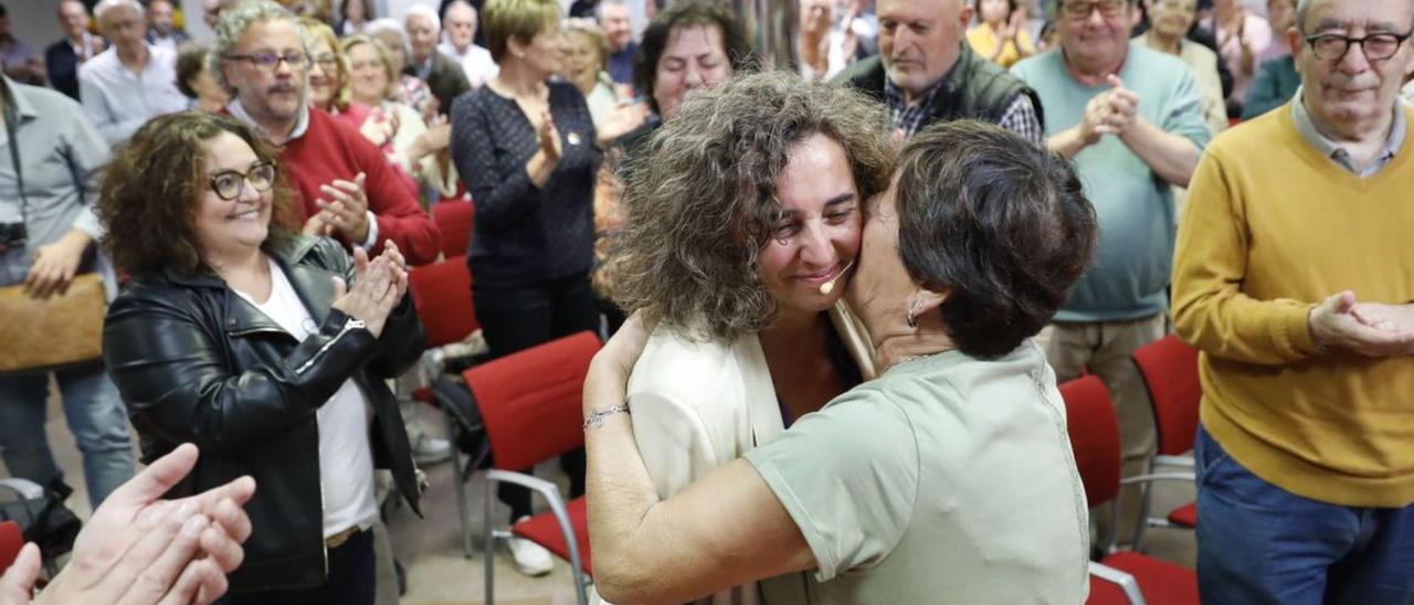 Ana Puerto, abrazándose ayer con Dorita Fernández durante su encuentro con la militancia socialista en la Casa del Pueblo.