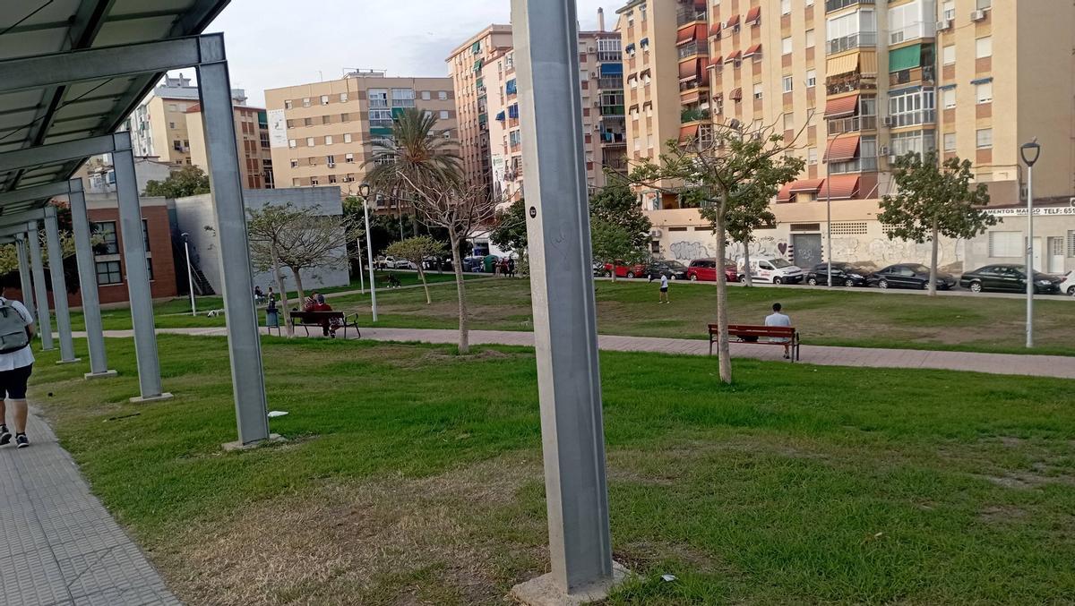 Otro detalle de la nueva zona verde de la Cruz del Humilladero, junto al puente de Juan Pablo II.