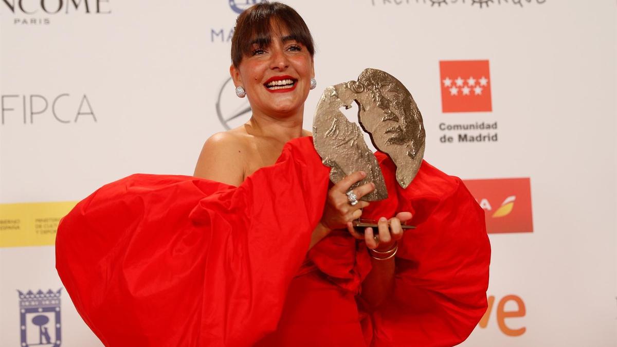 Candela Peña con su premio tras la gala de los Premios Forqué de 2021