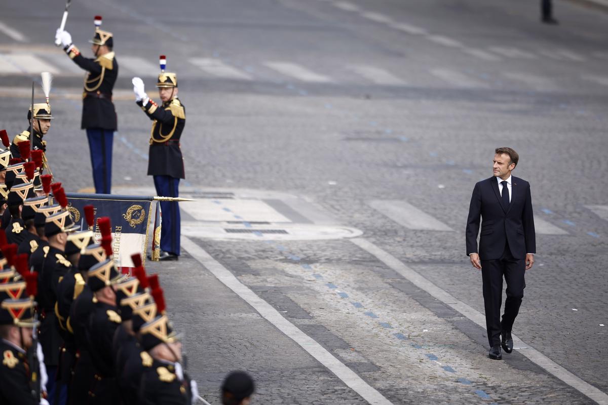 París celebra por todo alto el aniversario de la toma de la Bastilla.