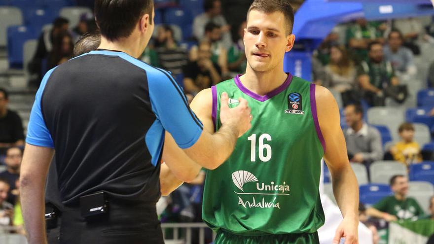 ¡¡Con el 16... Nemanja Nedovic!!! Lo gritó el speaker del Unicaja, Fede de Palma, y el Martín Carpena rompió en un sentido aplauso porque de verdad que tenía muchas, muchas, muchas ganas de ver de nuevo a su jugador franquicia