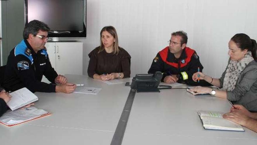 Asistentes a la reunión celebrada ayer en el consistorio.