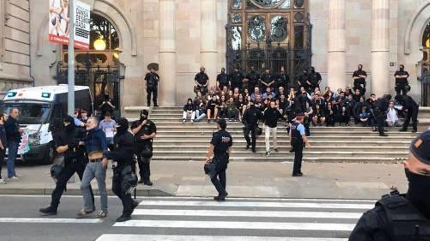 Els Mossos desallotgen els concentrats a les escales del Tribunal.